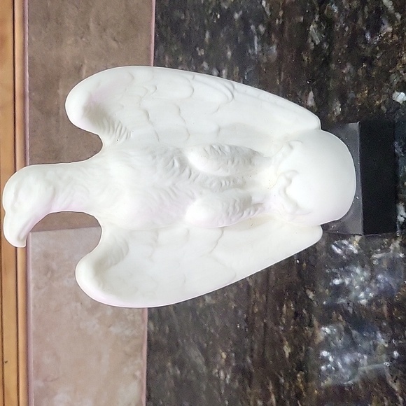 Right Facing Carved Eagle - Picture 1 of 7